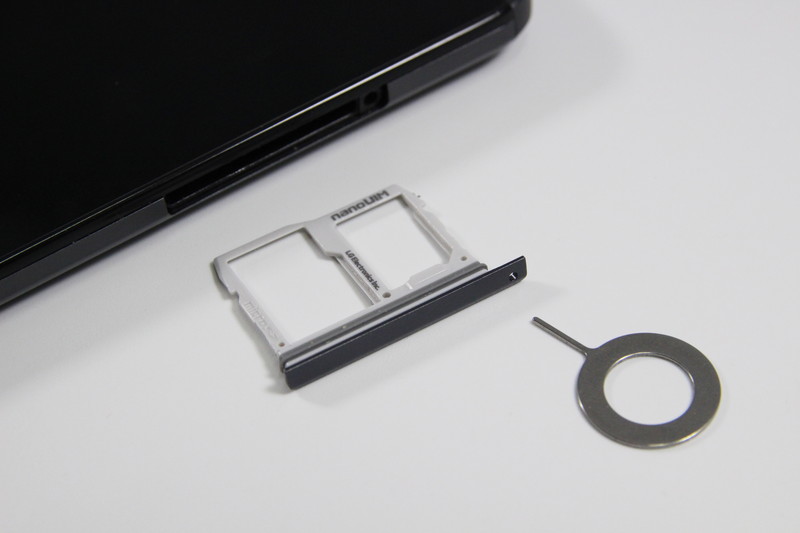 nanoSIM/microSDトレイはピンで取り外す方式