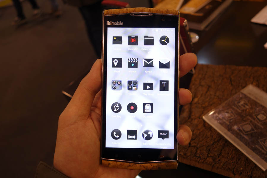 正面から。上端と下端にも背面からのコルクが巻かれている