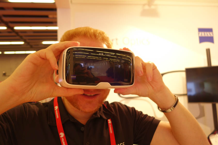 カール・ツァイスは別ブースでVRゴーグル「VR ONE」も展示していた