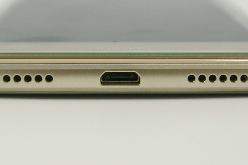 接続端子はmicroUSB