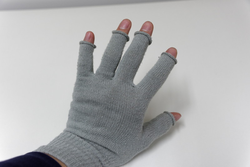 使い続けて1週間程度。先端が少し丸まり、露出範囲は指先から1～2.5cmとなって打鍵に違和感なし。薄汚れたきたのでそろそろ洗いたい