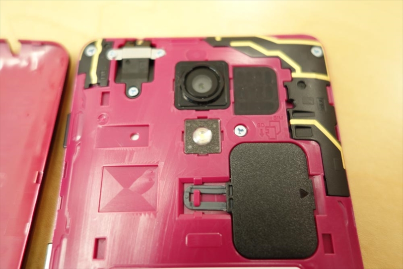 背面カバー内。背面カバーには防水機能はなく、内部のカードスロットカバーなどに防水機能がある