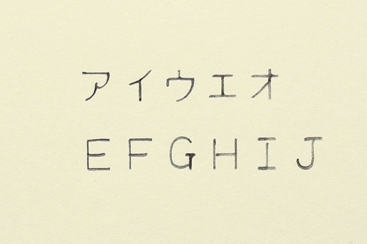 シンワ測定の「66033/テンプレート TQ-1 OCR文字定規」（<a href="http://www.shinwasokutei.co.jp/products/66033/" class="n" target="_blank">公式ページ</a>）。製品名から、OCR向きの文字を描くためのテンプレートのようです。