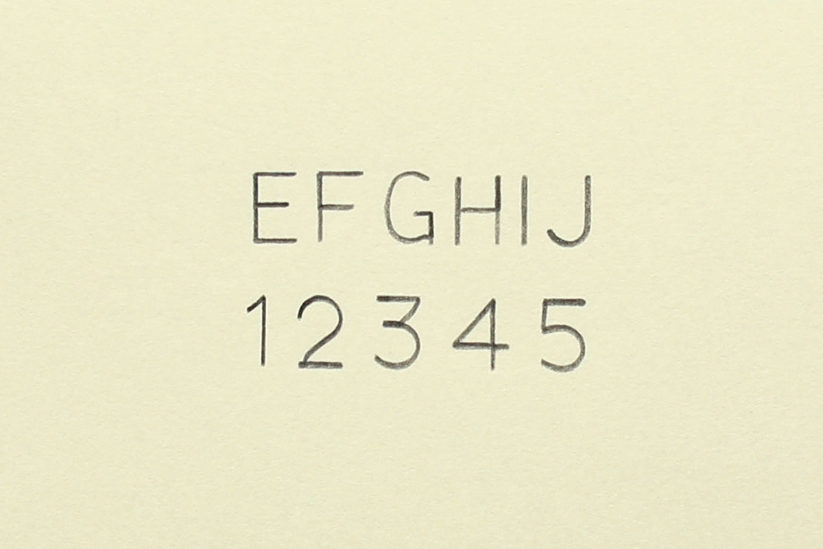 ステッドラーの文字用テンプレート「981 15-5」（<a href="http://www.staedtler.jp/products/06_template/02-character-template/index.html" class="n" target="_blank">公式ページ</a>）。英数字を描けるテンプレートで、0.5mmシャープペンシル用です。