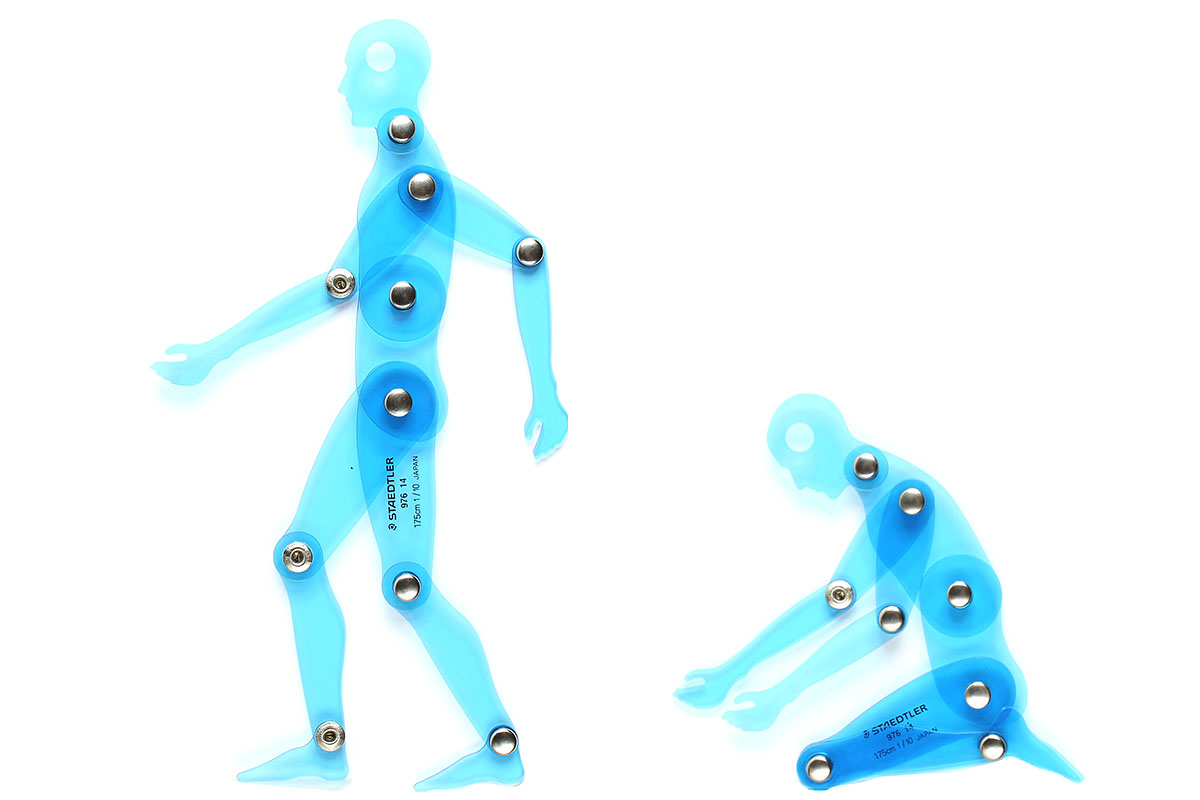 ステッドラーの「人型定規 976 14」。身長175cmの1/10スケールの人型テンプレートで、関節が動くのでいろいろなポーズを取ることができます。立ったり座ったり、走ったり踊ったり、なかなか愉快。