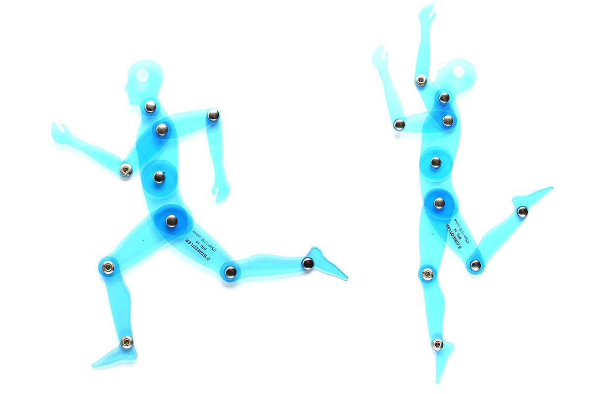 ステッドラーの「人型定規 976 14」。身長175cmの1/10スケールの人型テンプレートで、関節が動くのでいろいろなポーズを取ることができます。立ったり座ったり、走ったり踊ったり、なかなか愉快。