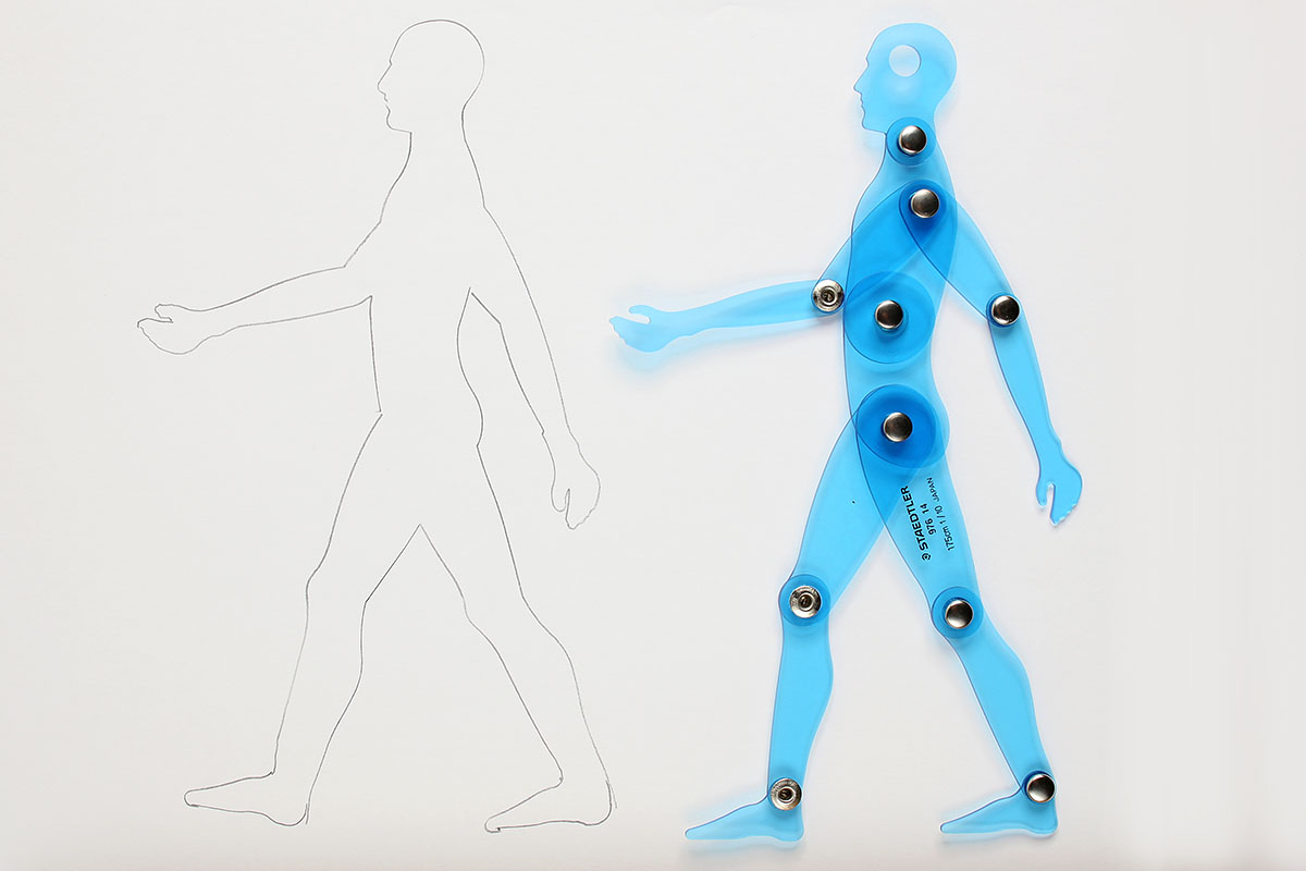 関節部に鋲があり、重なる部分は最大3枚のプレートが重なりますので、一般的なテンプレートと比べると厚みがあり、用紙に密着しない部分も多いです。ので、人型は描けますが、うまく描かないと雑な形状になることもあります。