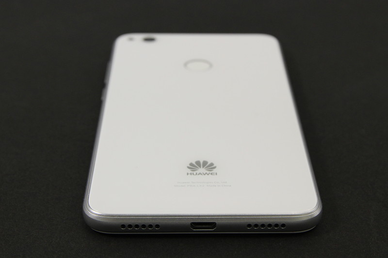 nanoSIM 2枚か、microSD＋nanoSIMの組み合わせに対応（国内ではnanoSIM 2枚の同時利用は不可）