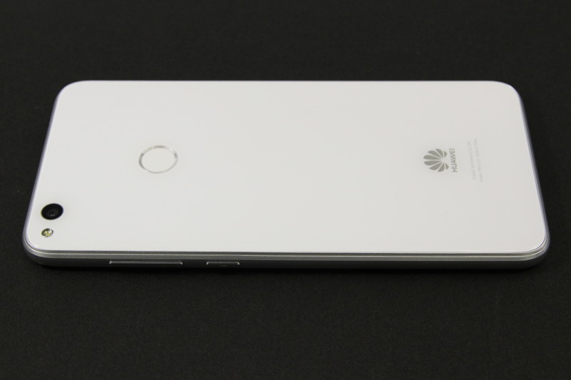 nanoSIM 2枚か、microSD＋nanoSIMの組み合わせに対応（国内ではnanoSIM 2枚の同時利用は不可）