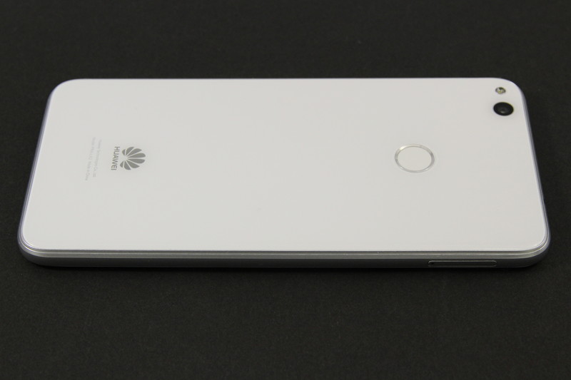 nanoSIM 2枚か、microSD＋nanoSIMの組み合わせに対応（国内ではnanoSIM 2枚の同時利用は不可）