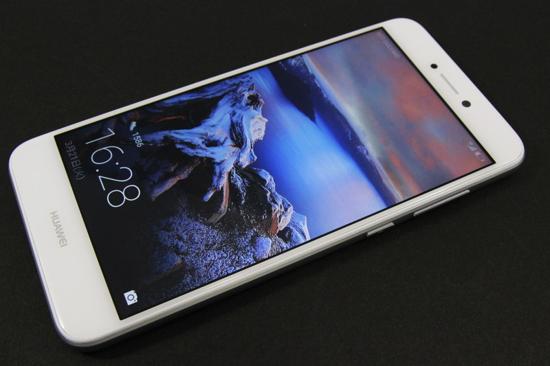 nanoSIM 2枚か、microSD＋nanoSIMの組み合わせに対応（国内ではnanoSIM 2枚の同時利用は不可）