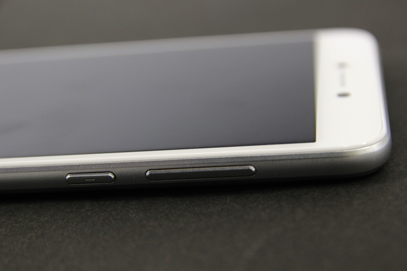 nanoSIM 2枚か、microSD＋nanoSIMの組み合わせに対応（国内ではnanoSIM 2枚の同時利用は不可）