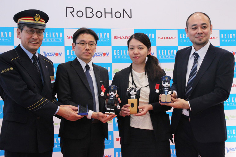 左から、京急 羽田空港国内線/国際線ターミナル駅 駅長の市川秀雄氏、ビジョン グローバルWiFi 空港事業部 統括の奥山亘氏、シャープ IoT通信事業本部 コミュニケーションロボット事業部 商品企画部 部長の景井美帆氏、フューブライト・コミュニケーションズ 代表取締役の居山俊治氏