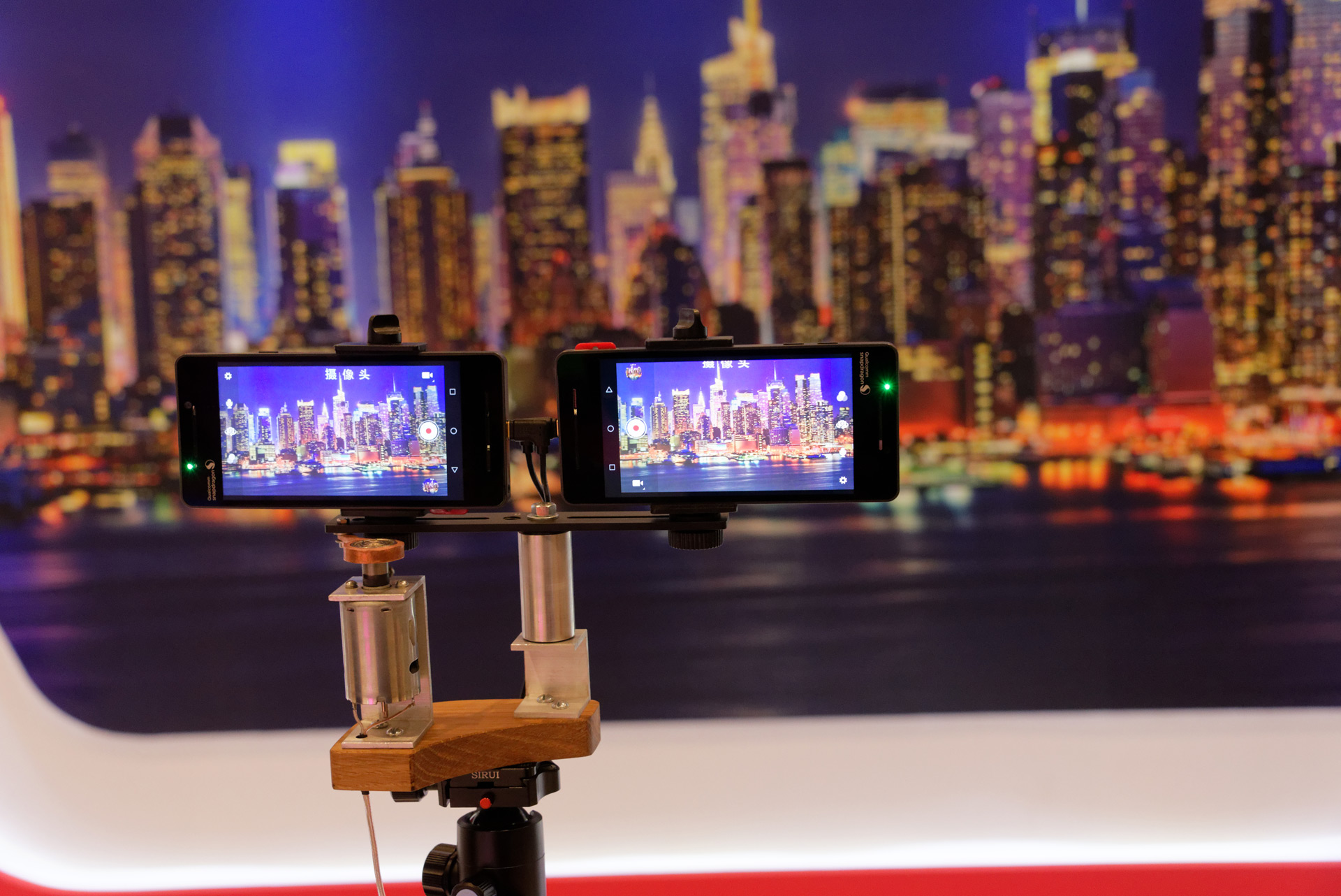 意図的に振動を発生させ、ブレ補正がオンの時とオフの時とで、映像の見え方が異なることがわかるデモを行なっていた