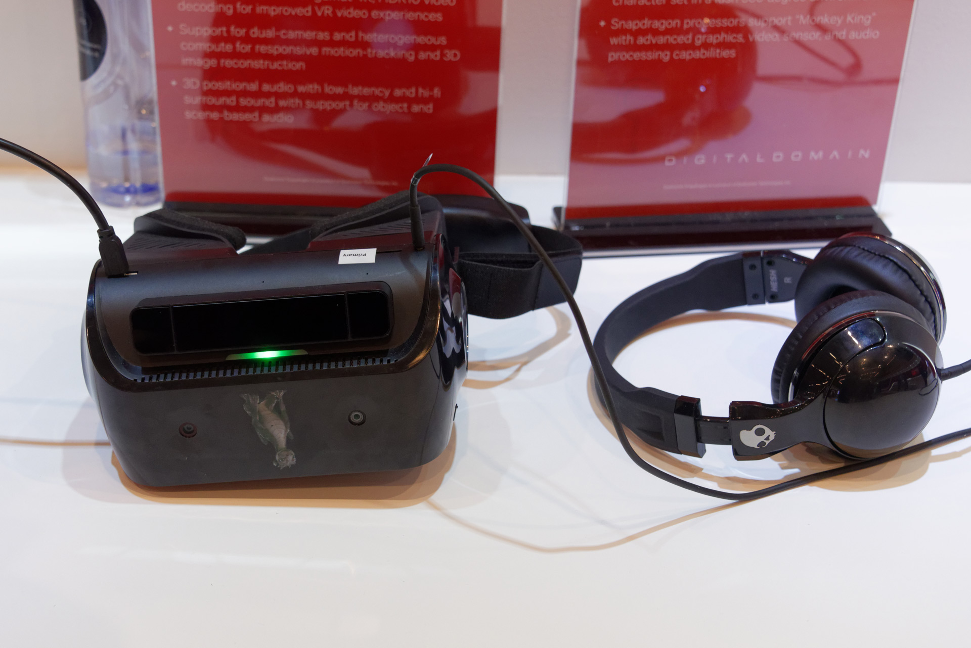 ヘッドマウントディスプレイの“額”にあたる部分にカメラセンサーが内蔵。これによりユーザーの前後左右移動や手の動きをトラッキングする