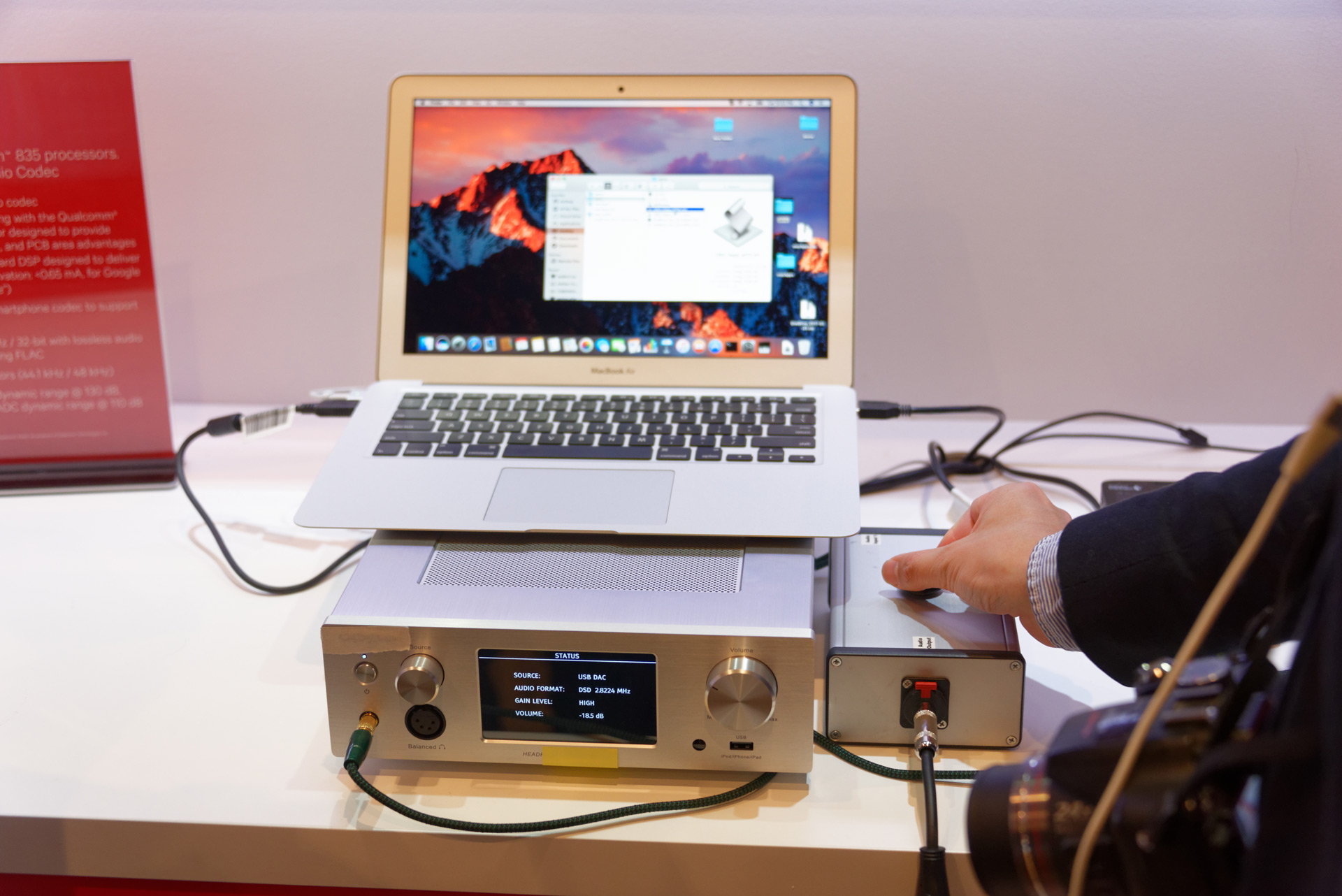 据え置き型DACとクアルコムのリファレンス端末の両方で、DSD音源を聞き比べできるデモ。ブラインドテストでは据え置き型DACの方がわずかに音の広がりがあるように感じたが……