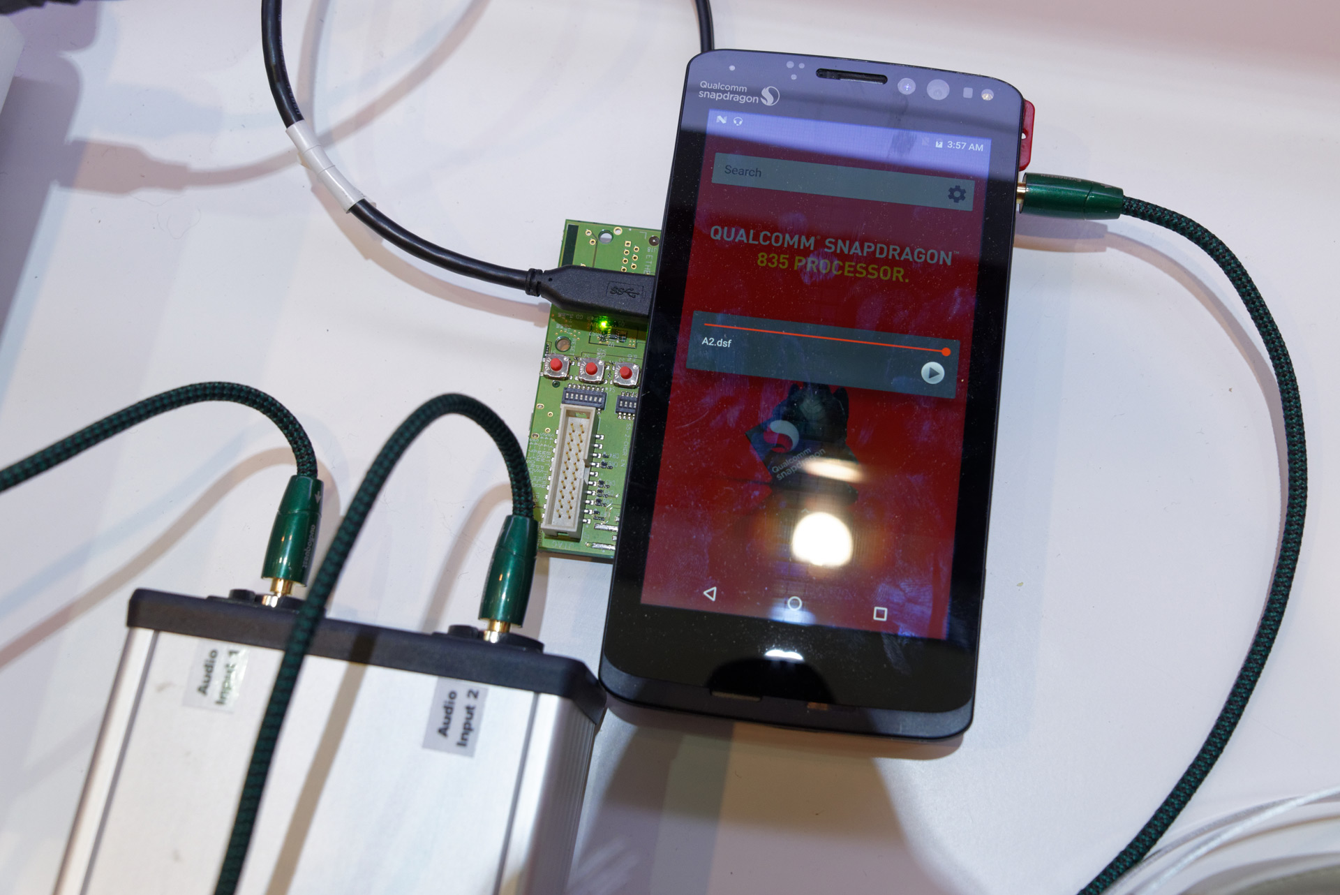 据え置き型DACとクアルコムのリファレンス端末の両方で、DSD音源を聞き比べできるデモ。ブラインドテストでは据え置き型DACの方がわずかに音の広がりがあるように感じたが……