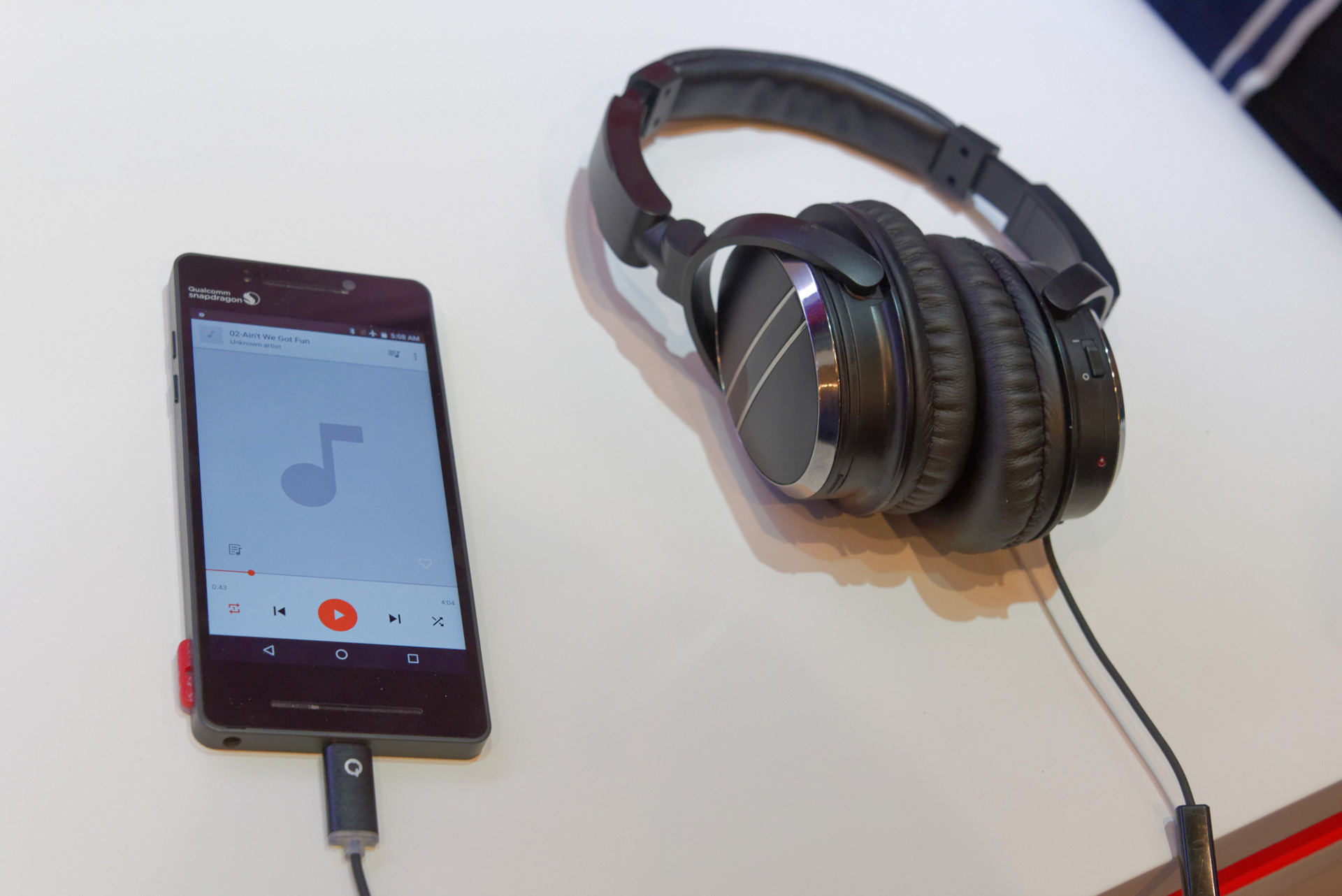 WCD9335によるノイズキャンセル機能のデモ。コネクター部分にWCD9335が搭載され、ヘッドフォン側のマイクと連携してノイズキャンセルする。実際に視聴すると、効果的にノイズが低減されていることが実感できた