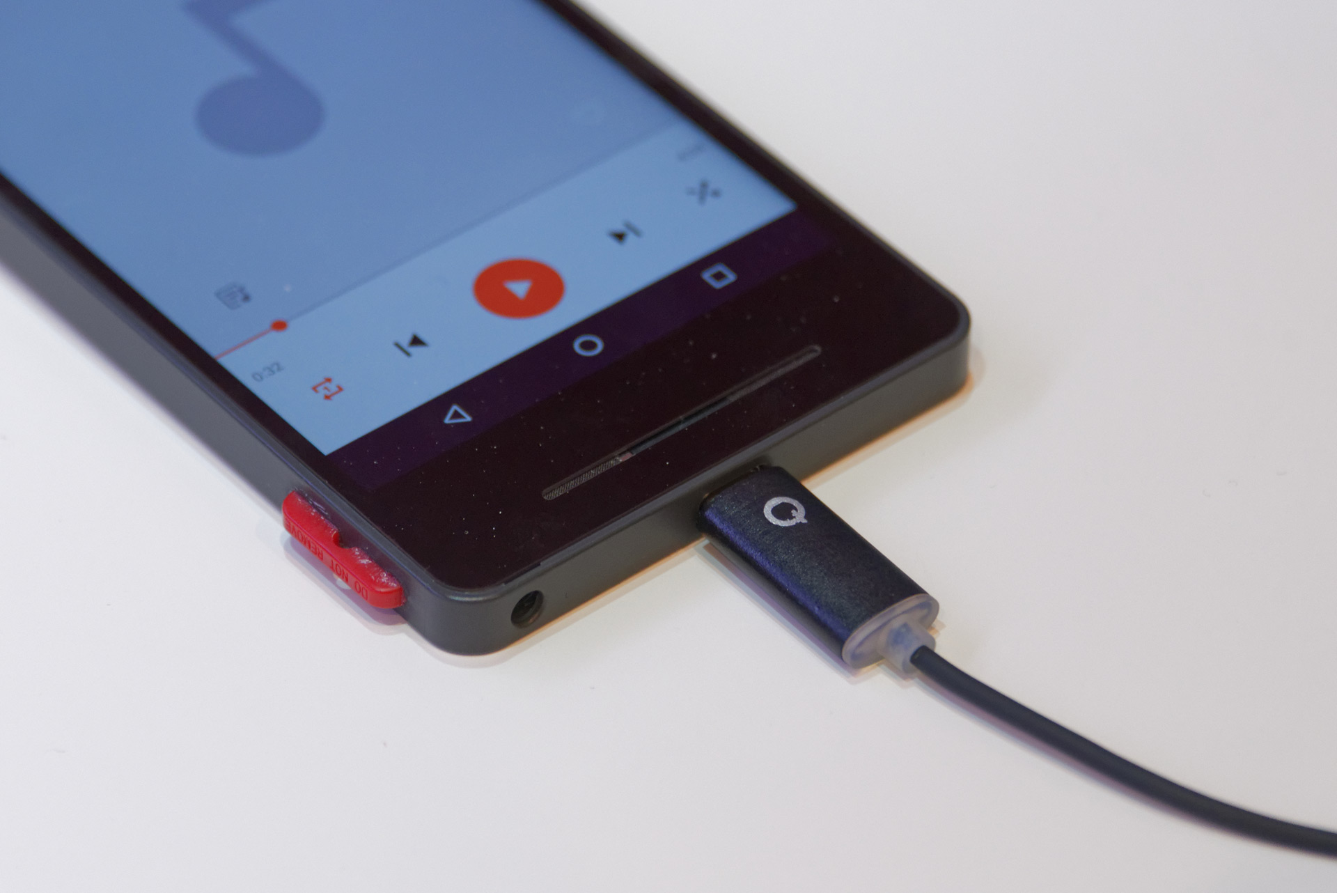 WCD9335によるノイズキャンセル機能のデモ。コネクター部分にWCD9335が搭載され、ヘッドフォン側のマイクと連携してノイズキャンセルする。実際に視聴すると、効果的にノイズが低減されていることが実感できた