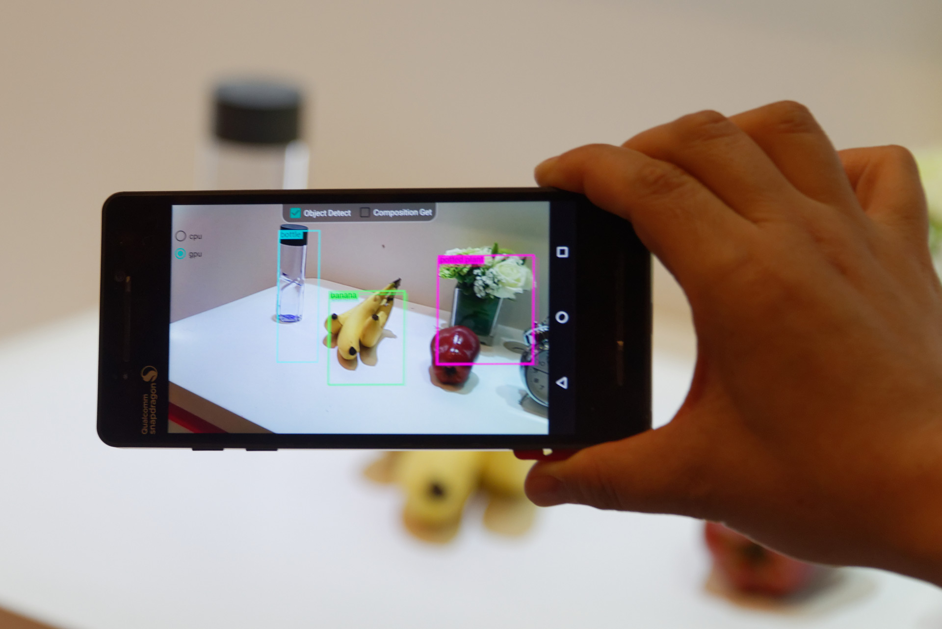 CPUのみでの物体認識と、GPUでの物体認識とでは、後者の方が明らかに高速。DSPを使用するとさらに高速になるという