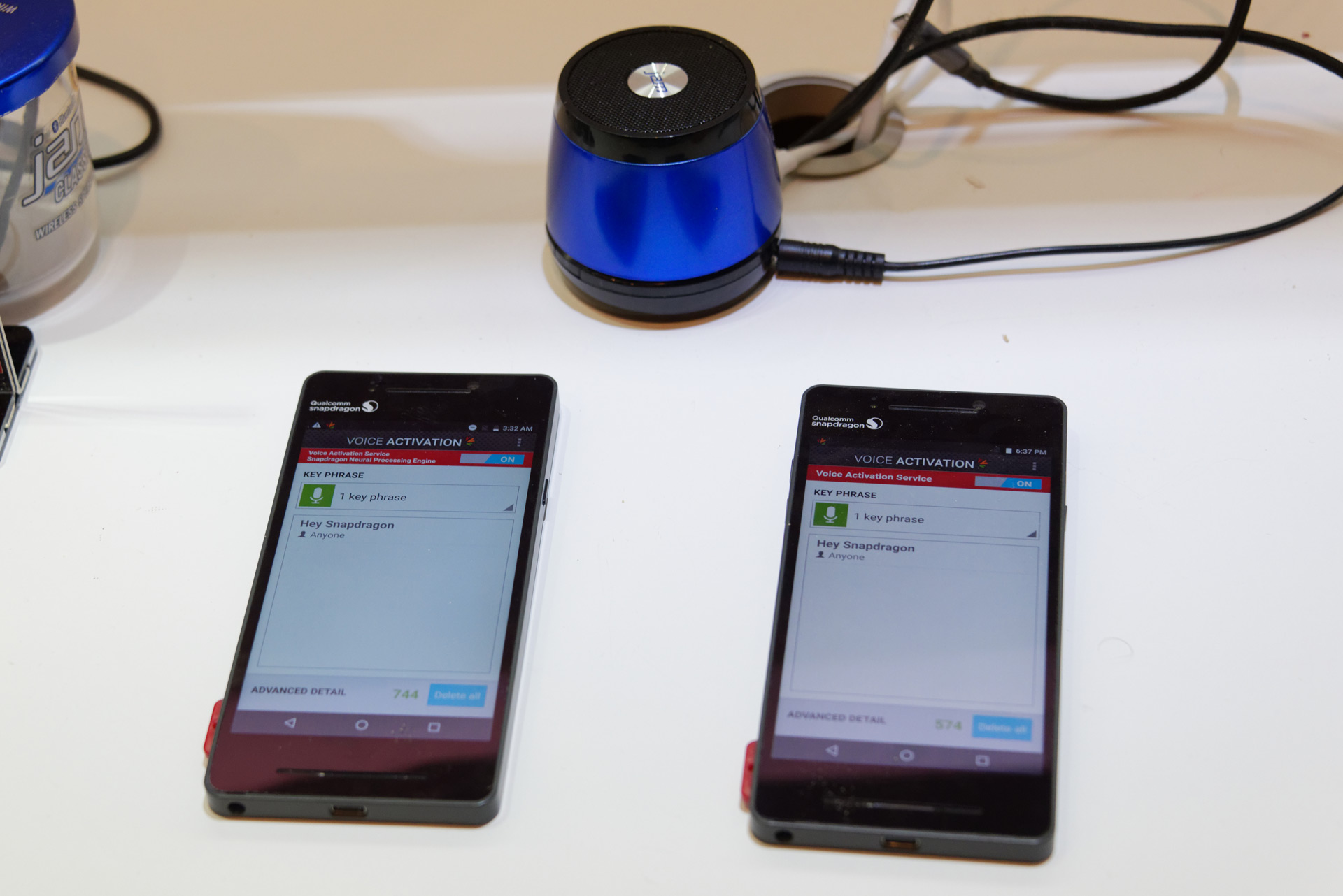 奥にあるスピーカーで環境ノイズを再生しながら、ボイスアクティベーションの応答精度をチェック。Hexagon DSPを利用した方が高い精度を示していた