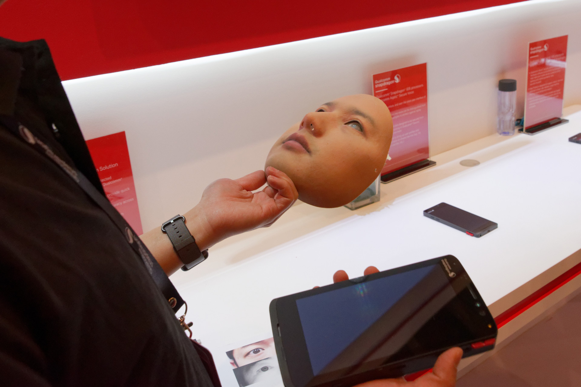 立体的に作ったお面でも認証はできない