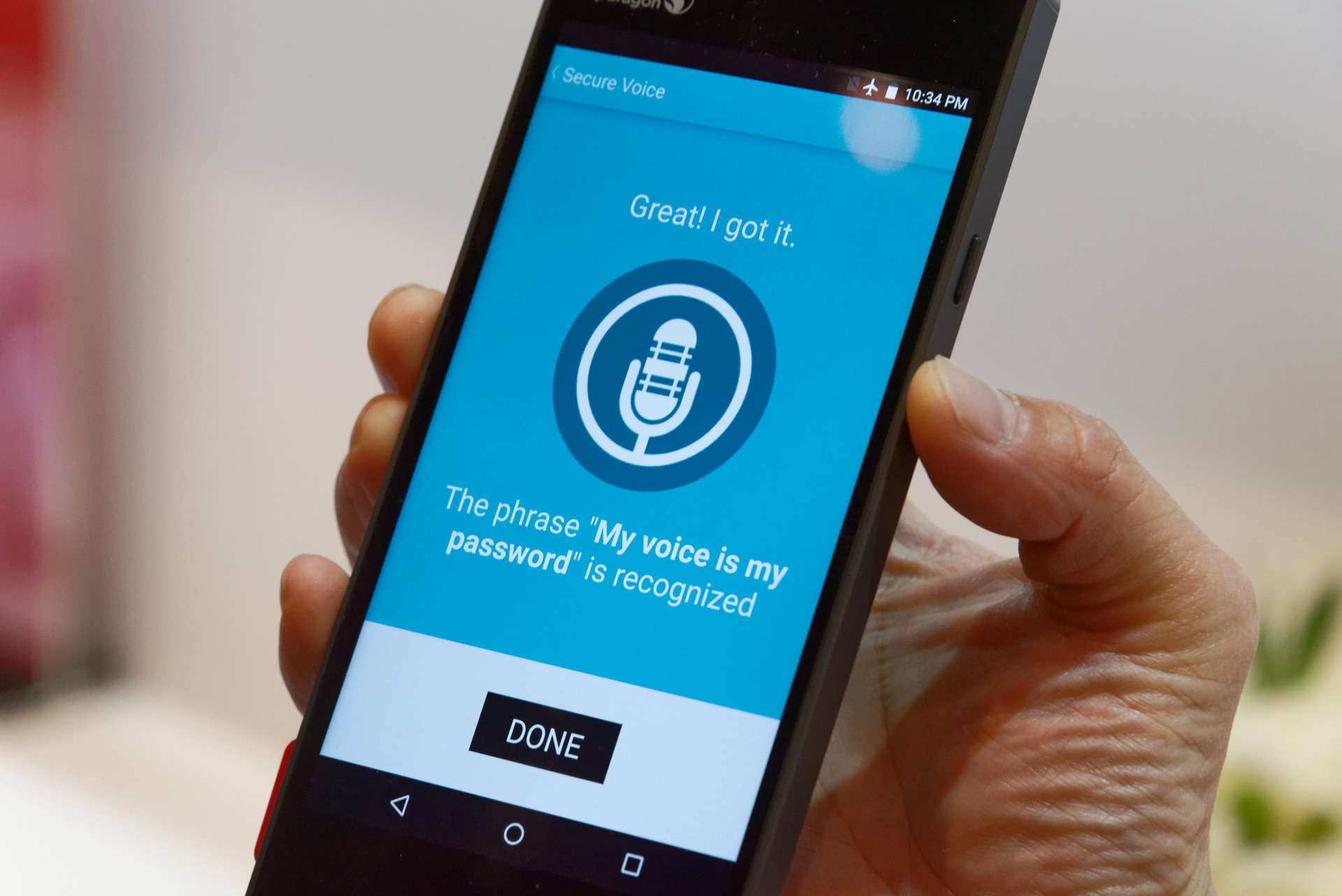 登録してある本人が特定の言葉をしゃべると、認証OK