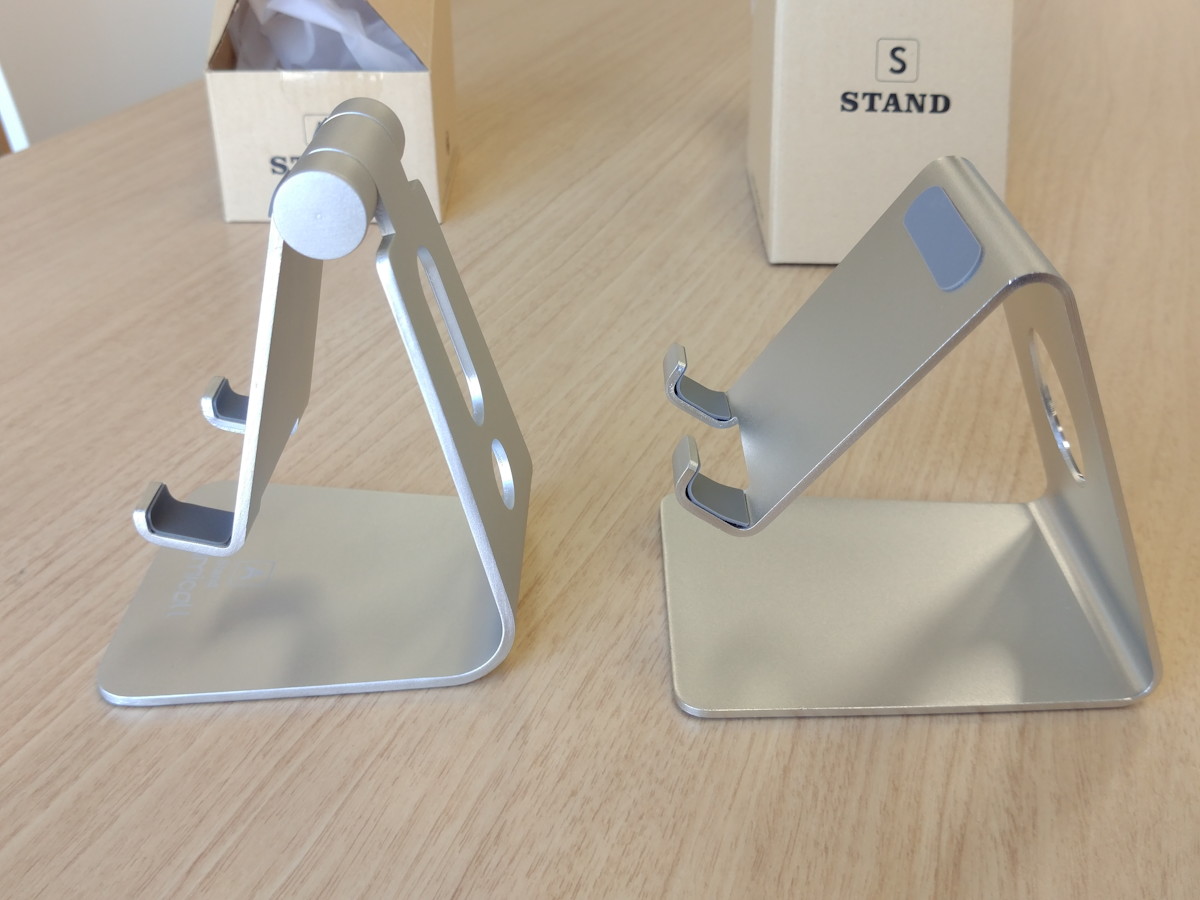 アルミ製スタンド2種。本体を傷つけそうだがギリギリ大丈夫な模様