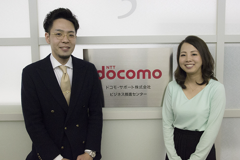 ドコモオンラインショップチャットサポートセンターの管理者 北谷翔太郎氏（左）。業務企画担当の伊藤夏菜氏（右）