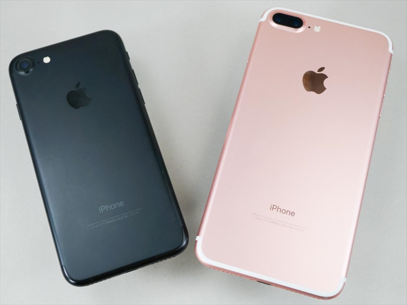 今回ロック解除したiPhone 7 Plus（右）とメインのiPhone（左）