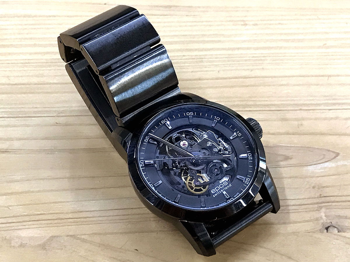 ちなみにコチラは「wena wrist」<a href="https://www.sony.co.jp/SonyInfo/Jobs/newgrads/company/sap/tsushima.html" class="n" target="_blank">開発者の對馬哲平さん</a>の腕時計。「Epos Sophistiquee 3423」に「wena wrist」のバンド部（ブラック）を装着していました。ムーブメントがスケルトンのスマートウォッチ！