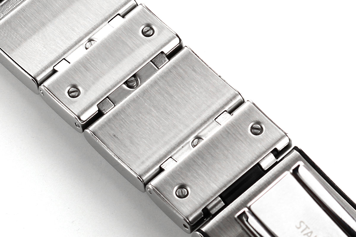 腕時計業界の商習慣にならい、ネジ類はマイナスのものを採用。充電端子も、端子色が目立たないようにするために、ロジウムメッキが施されています。凝ってますね～。