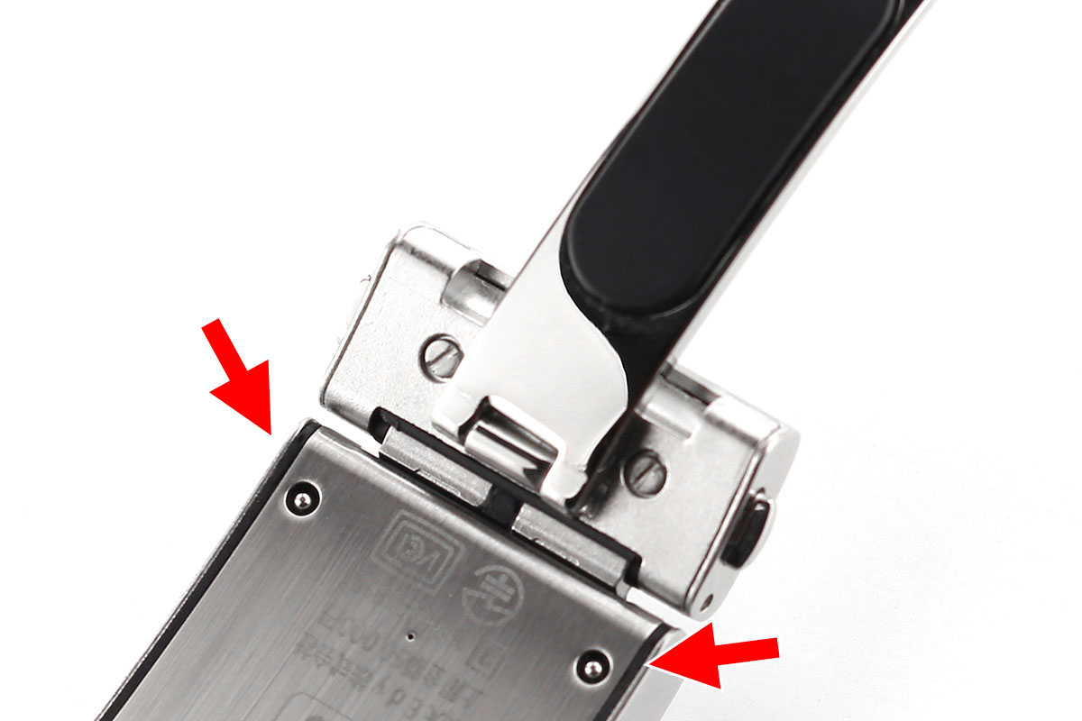 腕時計業界の商習慣にならい、ネジ類はマイナスのものを採用。充電端子も、端子色が目立たないようにするために、ロジウムメッキが施されています。凝ってますね～。