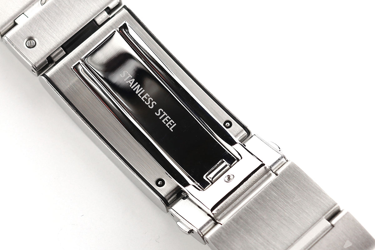 バンド部には技適などの刻印があります。楽天のマークが時計にあるのは微妙だな～とか思ったら、バックルを閉じると完全に見えなくなります。これも意図したところなのでしょうか？