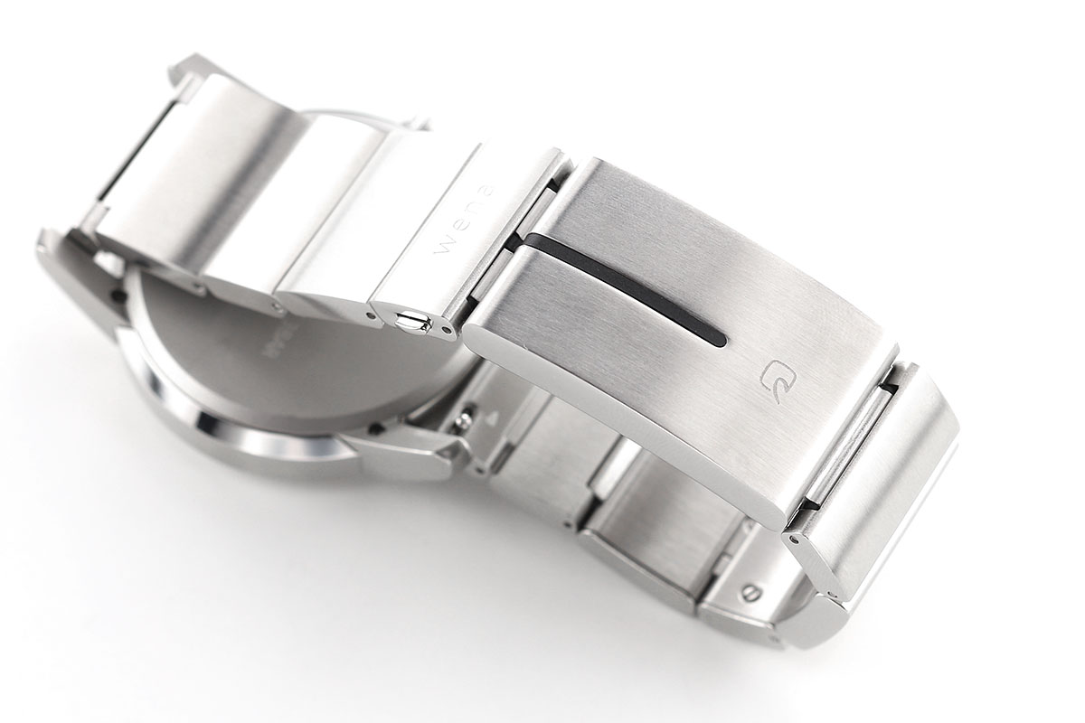 バンドのバックル部にFeliCaが内蔵されています。支払いなどをする場合は、バックル部分をセンサーにかざせばOK。