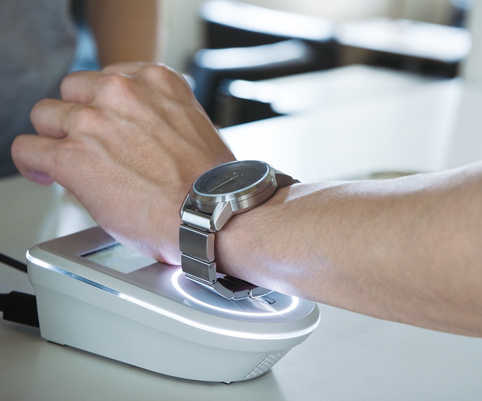 バンドのバックル部にFeliCaが内蔵されています。支払いなどをする場合は、バックル部分をセンサーにかざせばOK。