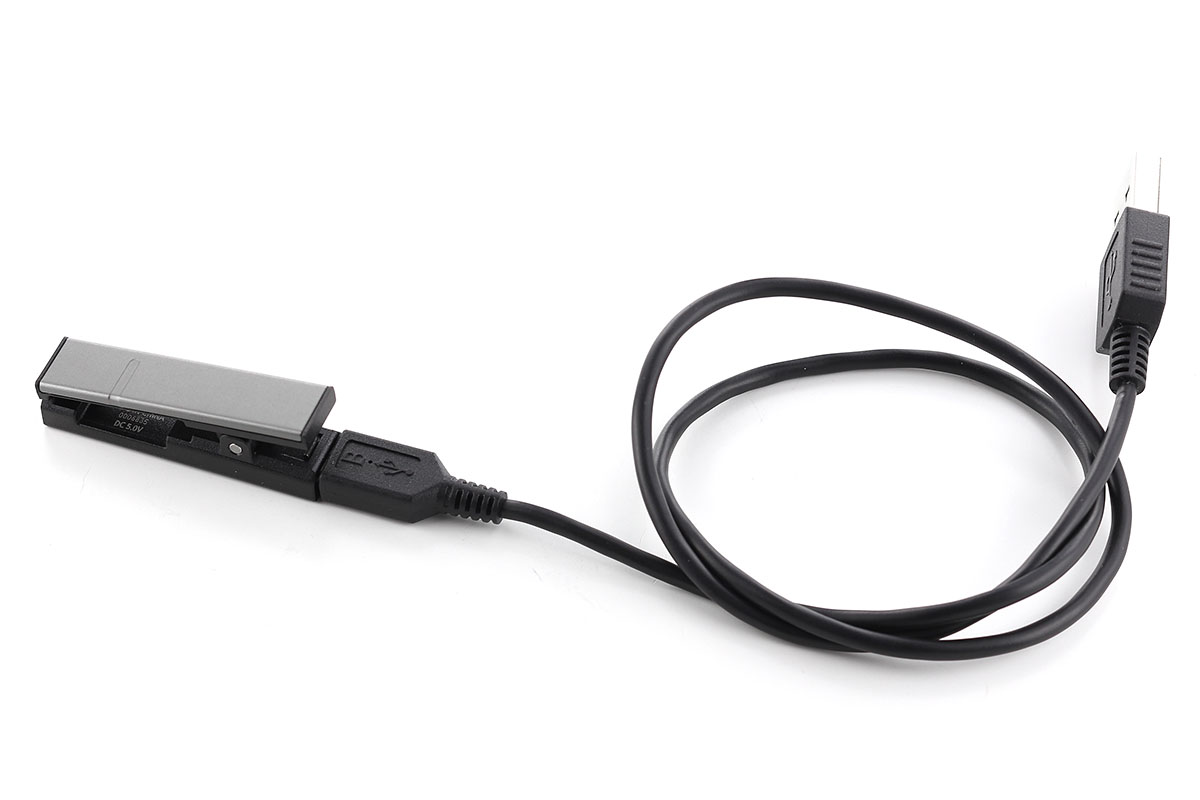 左は付属の電用クリップとUSBケーブル（microUSB）。バックルの部分を充電クリップで挟めば充電できます。クリップからUSBケーブルを外せるので、一般的なmicroUSBタイプのケーブルと充電できます。ただし、公式サポートによれば「<a href="http://wena.jp/supports/trouble_shooting.html#mobile_battery_trouble" class="n" target="_blank">一部のモバイルバッテリーでは途中までしか充電できない</a>」とのことですので、ご注意を。