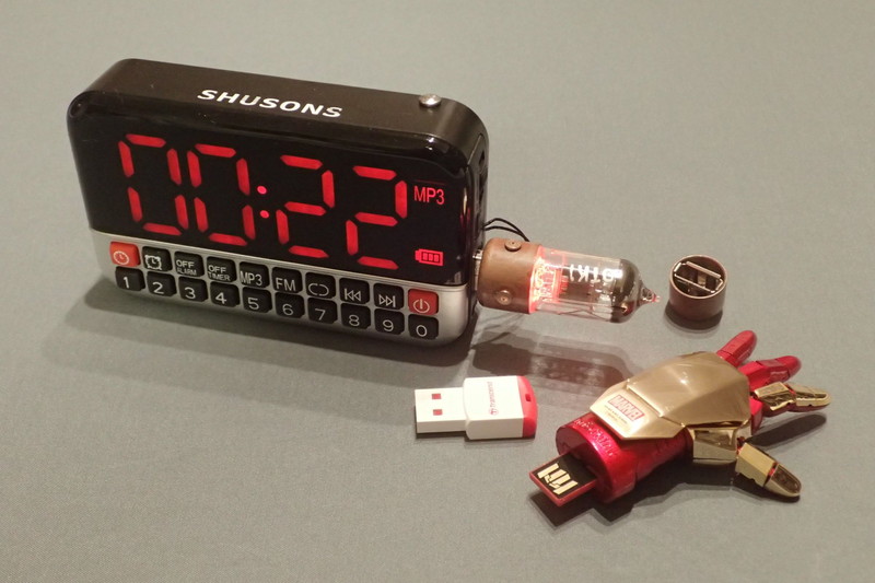 筆者愛用のロシア軍需用真空管を改造して作られてUSBメモリを挿して、MP3音楽を再生