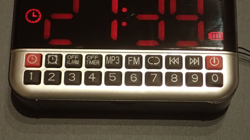 電源、ソース選択、各種機能キーは正面の下部に整然と配列。クールだ