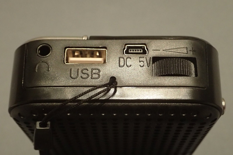 側面には、イヤホン端子、USBポート、充電用ミニUSBポート、音量コントロールダイヤルを配置