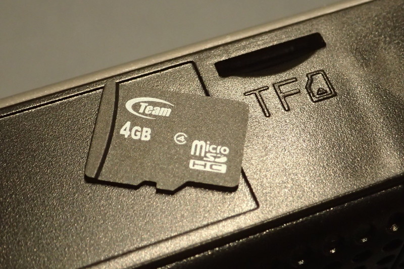 底面にはMP3コンテンツ再生用のmicroSDスロットを用意する