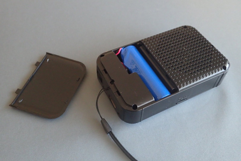 背面のバッテリーボックスカバーを開けると充電式のセルが1本見える