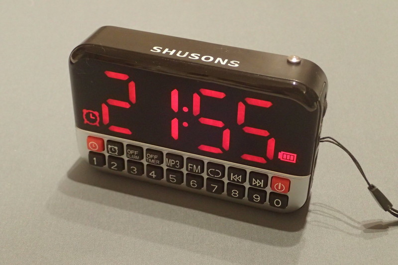 時計表示。右下には常にバッテリー残量が表示される