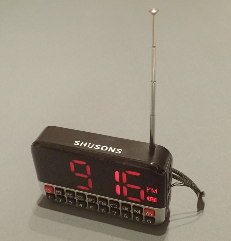 FMはオートチューニング。内蔵アンテナをいっぱいに伸ばせば感度は良好だ