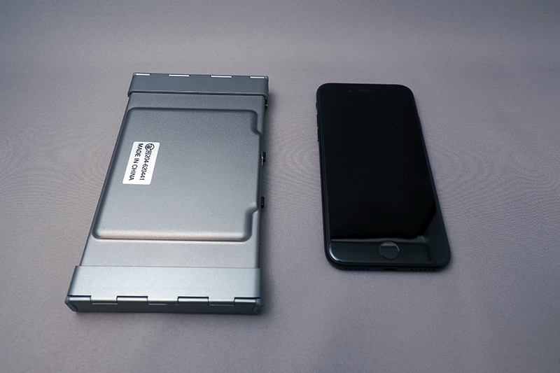 上海問屋のタッチパッド付き3つ折りBluetoothキーボード。折りたたんだ状態でiPhone 7とのサイズ比較