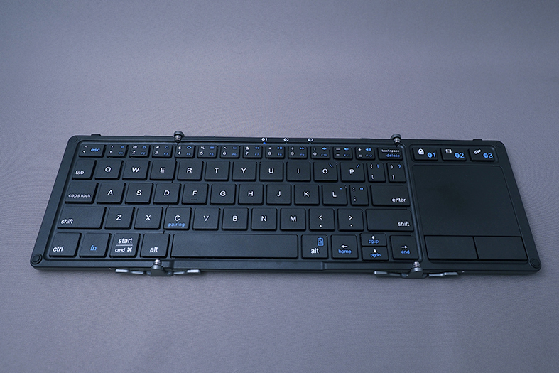 展開したところ。右1/4ほどの面積をタッチパッドが占める