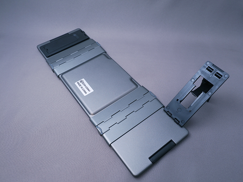 背面の左右にこのようなギミックが仕込まれており……