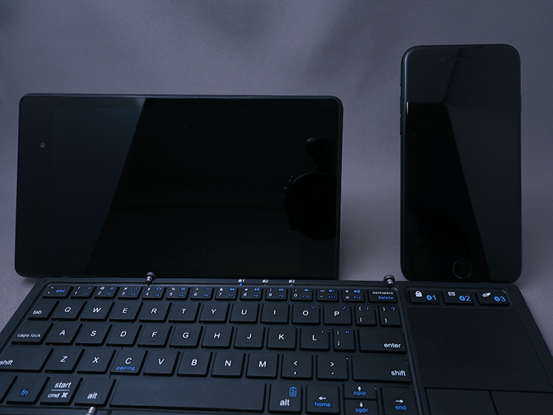 Nexus 7を横位置にしつつ、右側にiPhone 7を置いて二刀流といった変則的な使い方もできる