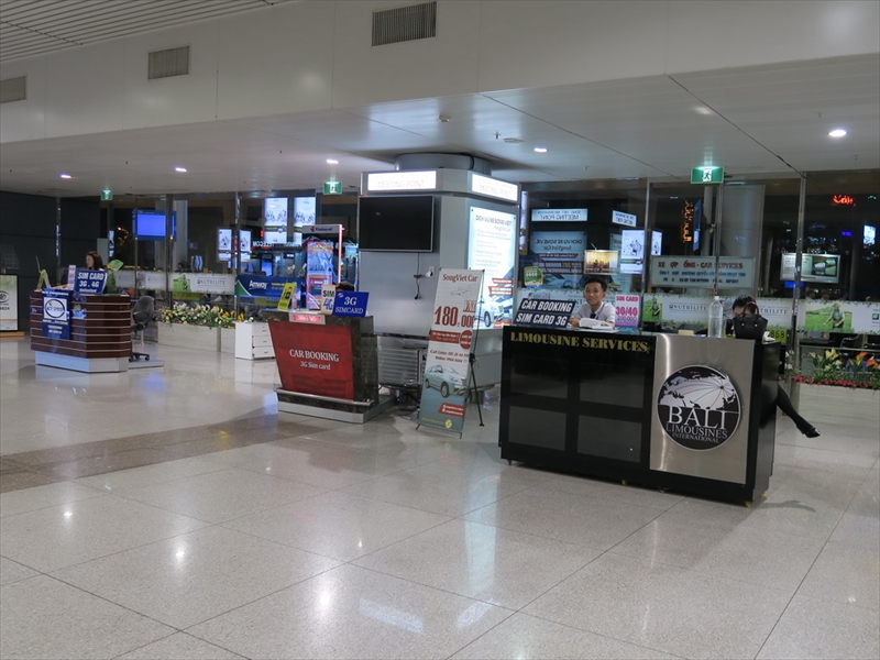 空港の到着ロビーにはいくつもお店のカウンターがあり、あちこちでSIMカードを販売中