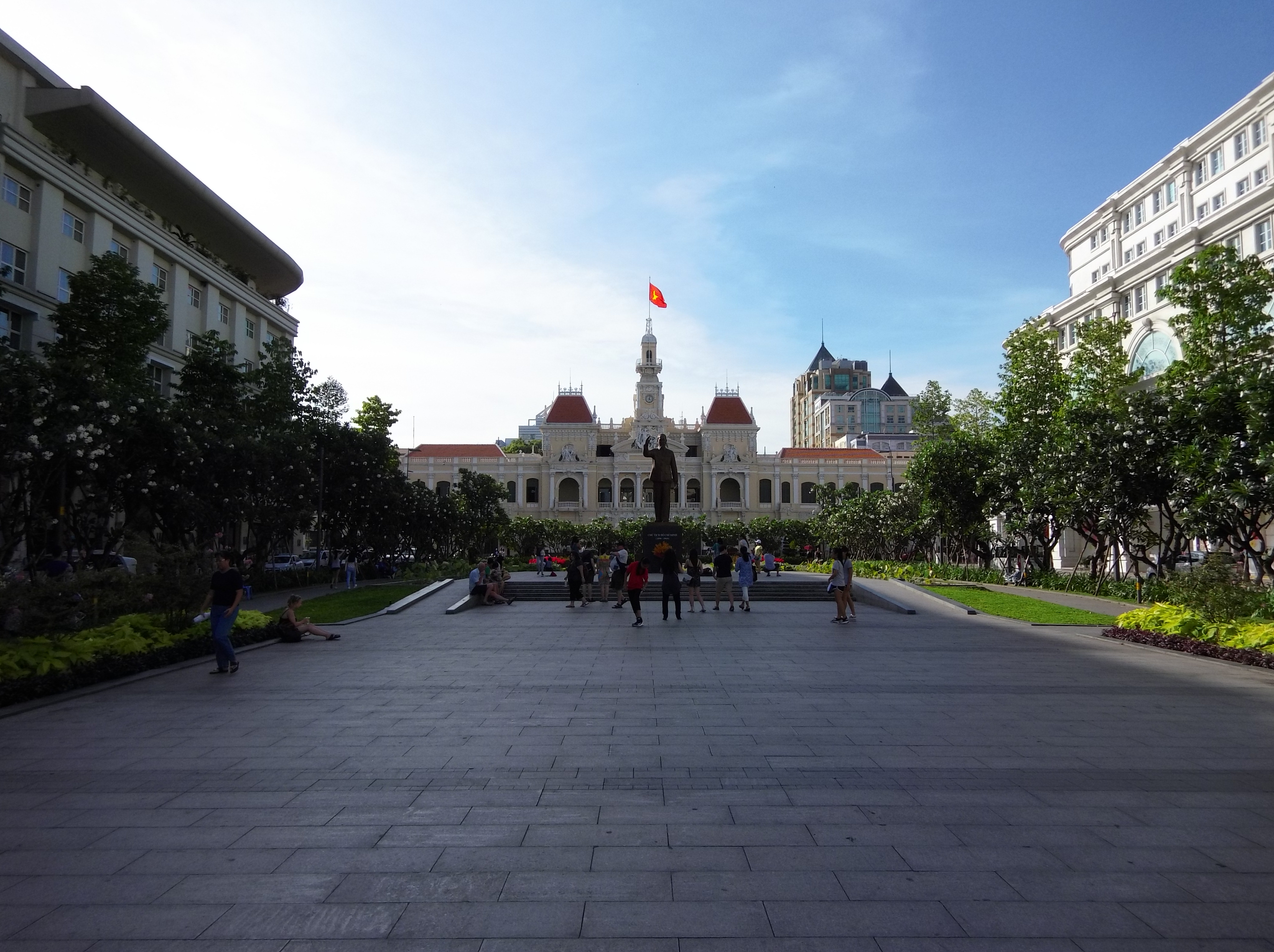 Hasselblad True Zoomを装着した状態で、グエンフエ通りから人民委員庁舎を撮影